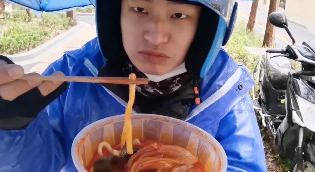 外卖骑手春季骑行应注意什么,外卖骑手的日常记录骑行追梦