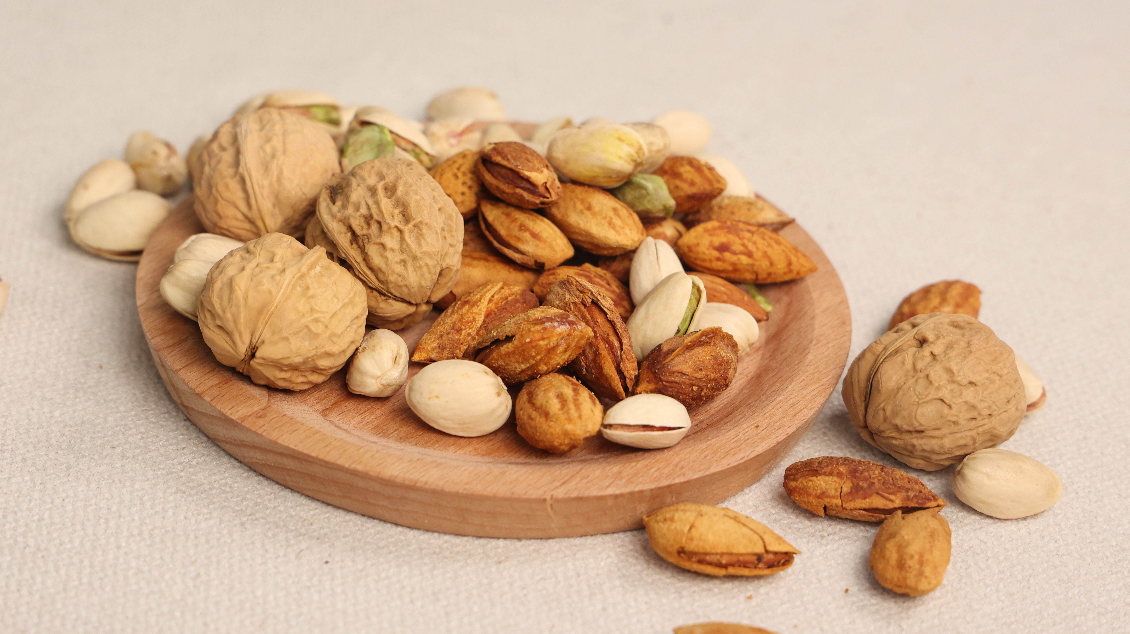 夜里失眠要吃哪些食物来解决,经常失眠的亲人睡前少吃四种食物