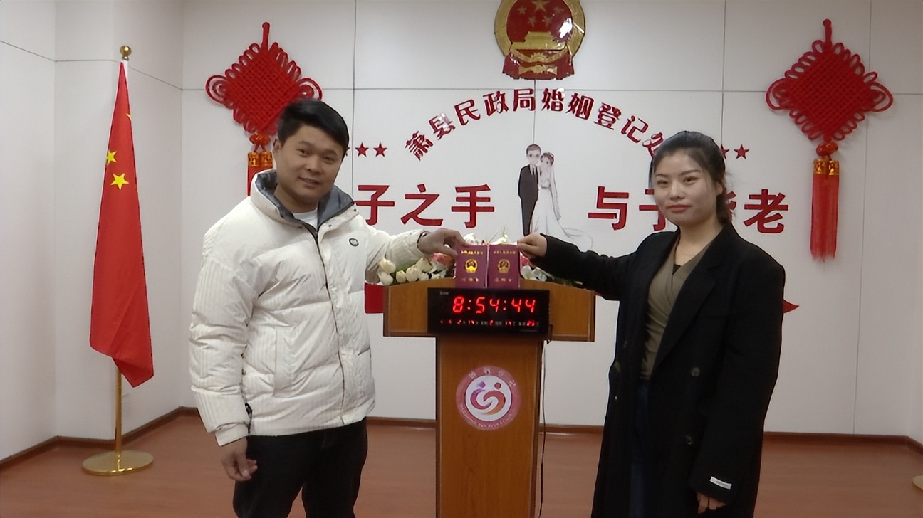 宾阳520婚姻登记处排长龙领证,百色婚姻登记处迎来领证小高峰