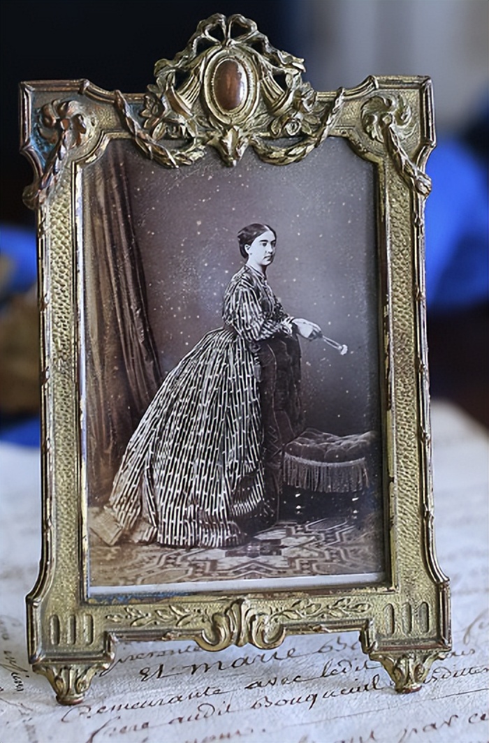 工业机械化时期，瓦尔布格的金属相框，金属材料却能产生相变行为