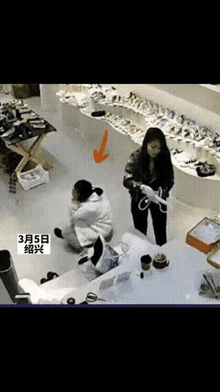 28岁女孩崩溃大哭只为买一双200元的鞋子，父亲：你正常一点