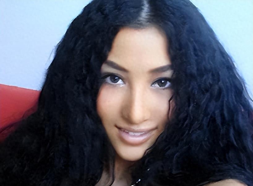 中国女歌手爱上外籍黑人，同居后被家暴至肛裂，如今40岁无人敢娶