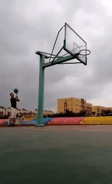 老师上课忘记关投影仪了,女老师上课期间忘记关投影仪