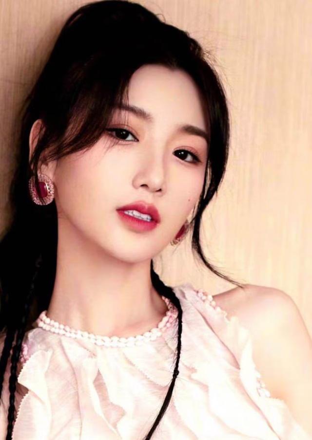 毛晓彤的穿法十分独特,毛晓彤穿红衣服怎么这么好看