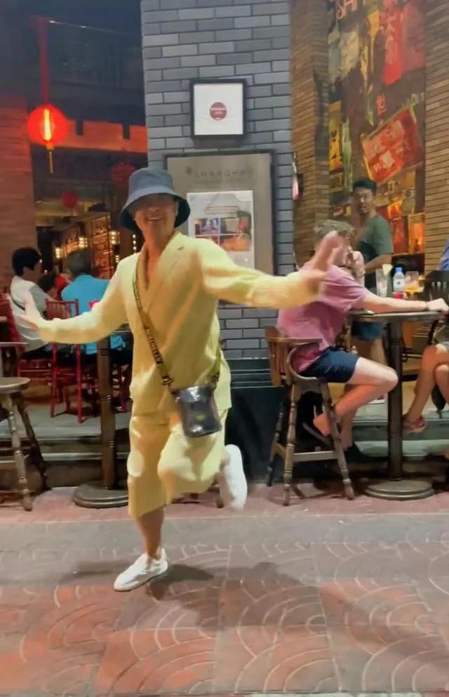 印小天在国外跳舞视频,印小天泰国街头尬舞被嘲