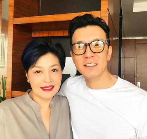 哈文多年后再回国晒照感叹回家好,哈文回国后感动视频