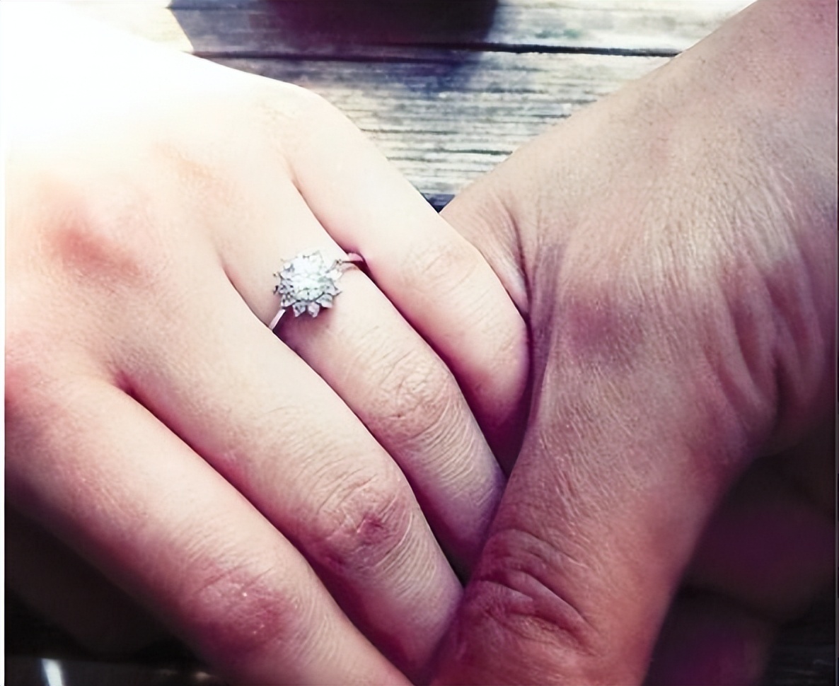 王宝强与马蓉离婚后的生活对比,王宝强离婚给马蓉分了多少钱