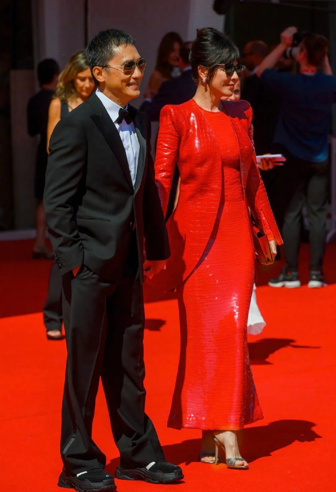 刘嘉玲与梁朝伟恩爱合照穿小香风,刘嘉玲梁朝伟红毯动图