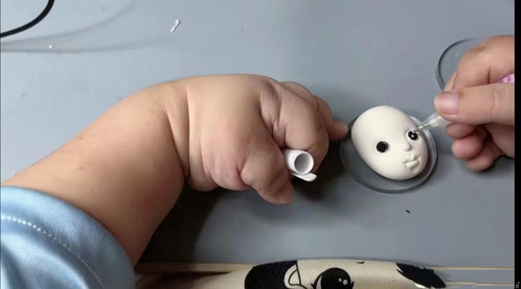 瘫痪女孩做黏土,截瘫女孩坚持苦学12年