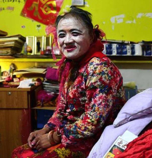 60岁老头浓妆艳抹,60岁老头打扮成女人