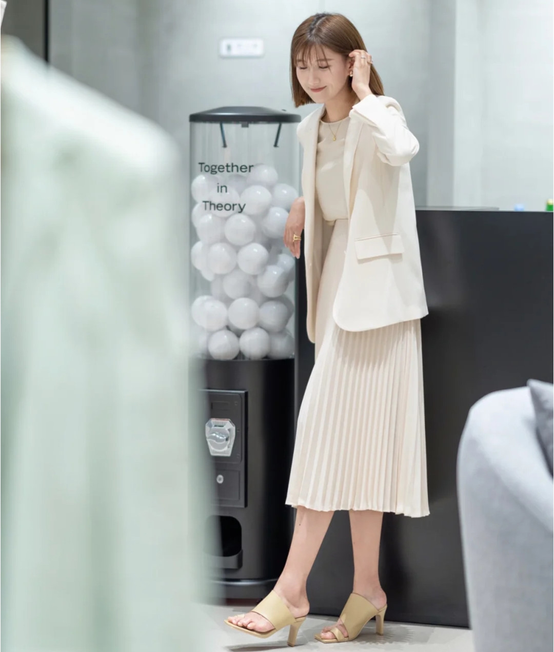 西装一套黑色怎么穿更有气质女,穿西装好看的女人日常穿什么好看