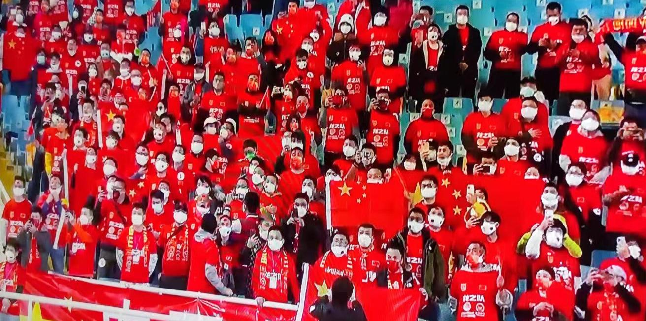 国足输给越南后越南球迷反应,越南3:1国足赛后球迷狂欢