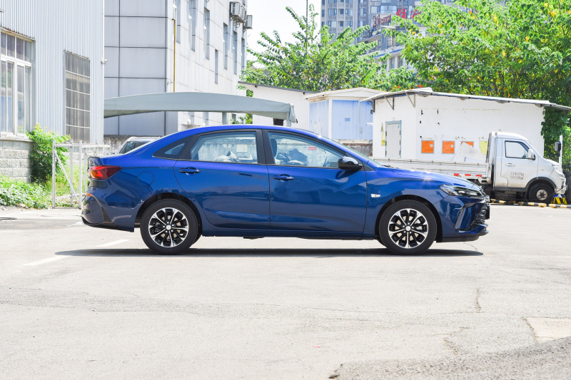 雪佛兰科鲁泽10万家轿天花板,雪佛兰科鲁泽20241.3t轻混什么意思