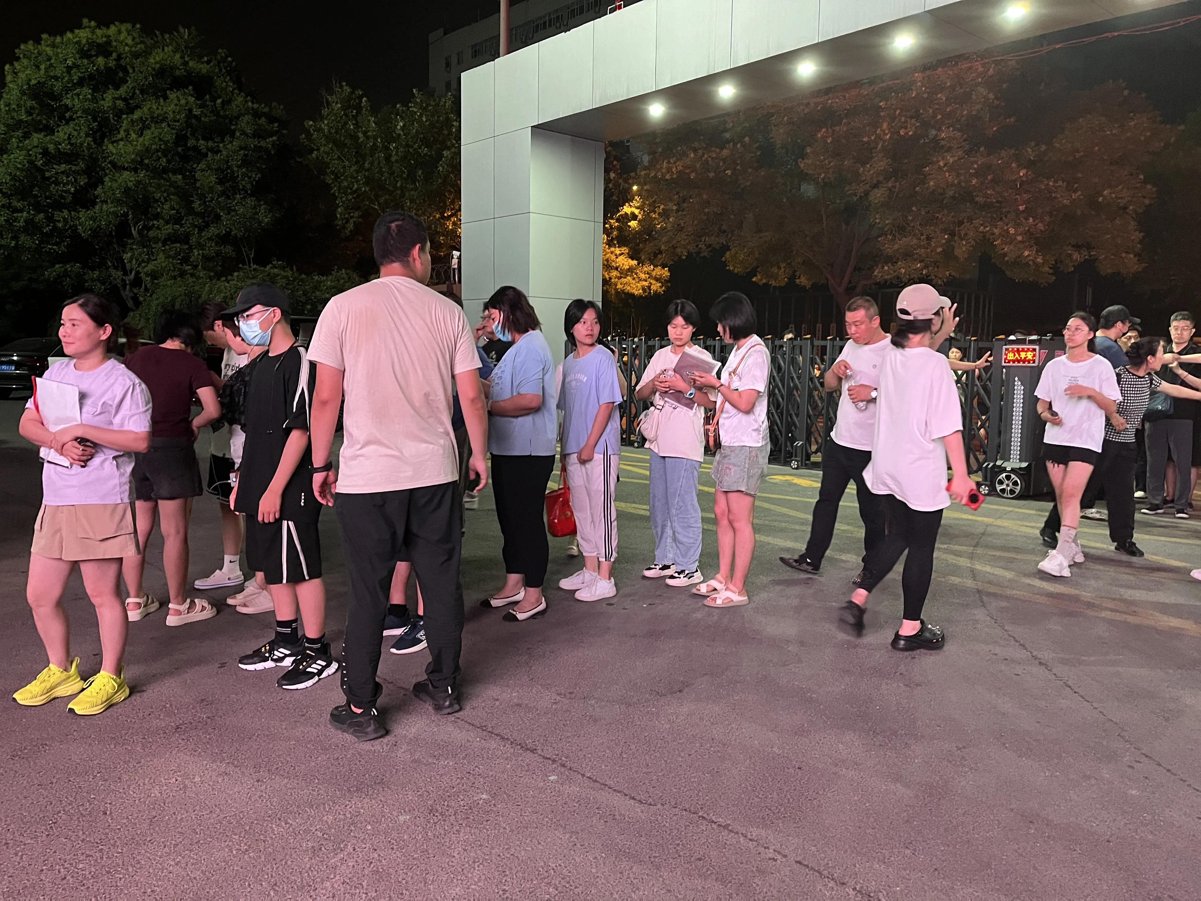 石家庄高中录取深夜排队,石家庄高校大火最新报道
