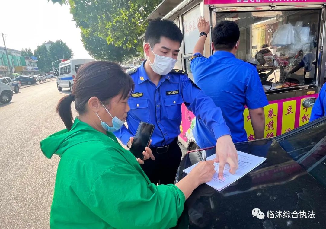 城管占道经营重拳整治,临沭弘盛华庭门口城管执法
