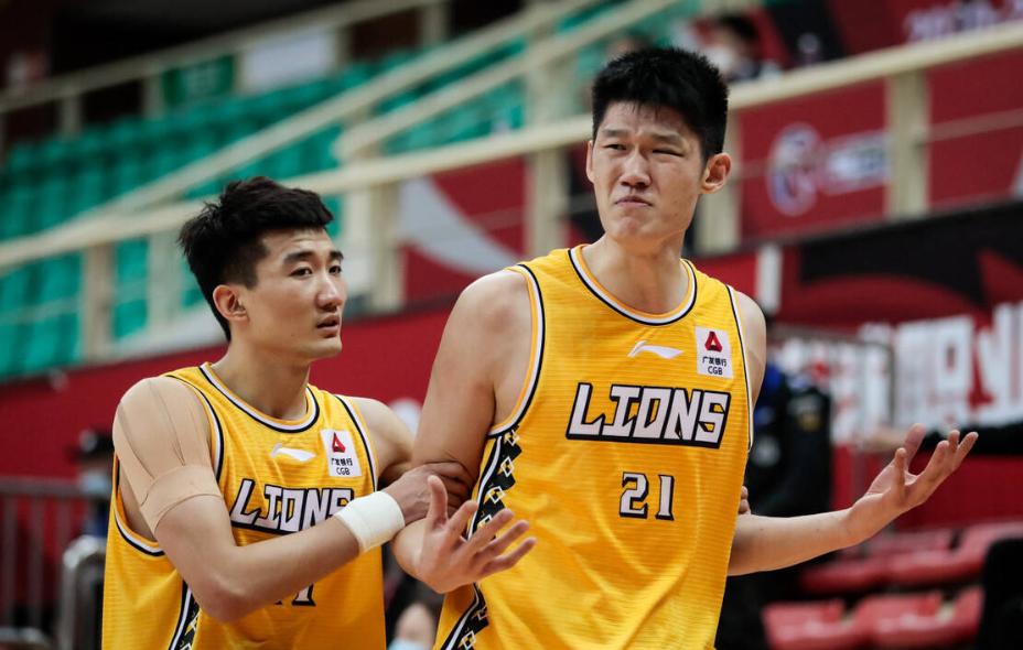 千万别来CBA打球！要命！胡金秋恶犯，天津外援头部着地不省人事