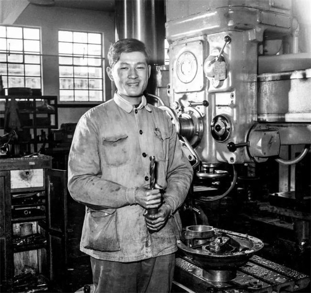 机械厂普通工人，55岁官至副国级，历任北京市委书记，此人是谁？