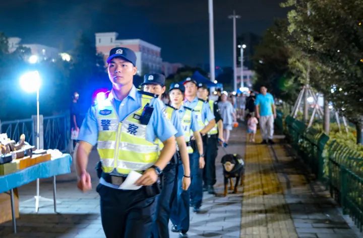 钱江晚报整版刊发!00后新警夜巡杭州网红“啦喜街”,人间烟火中的成长历程