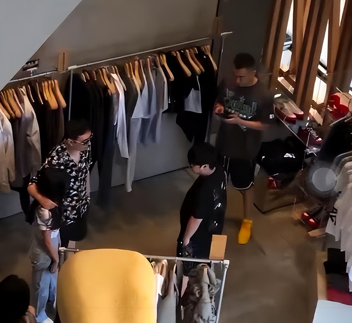 王思聪携四位女友高调逛街,王思聪新女友晒照大秀身材