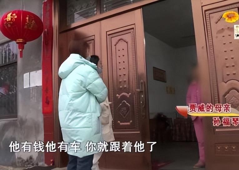 43岁女子网恋年轻小男友被骗48万,42岁女子交往29岁男友被骗800万