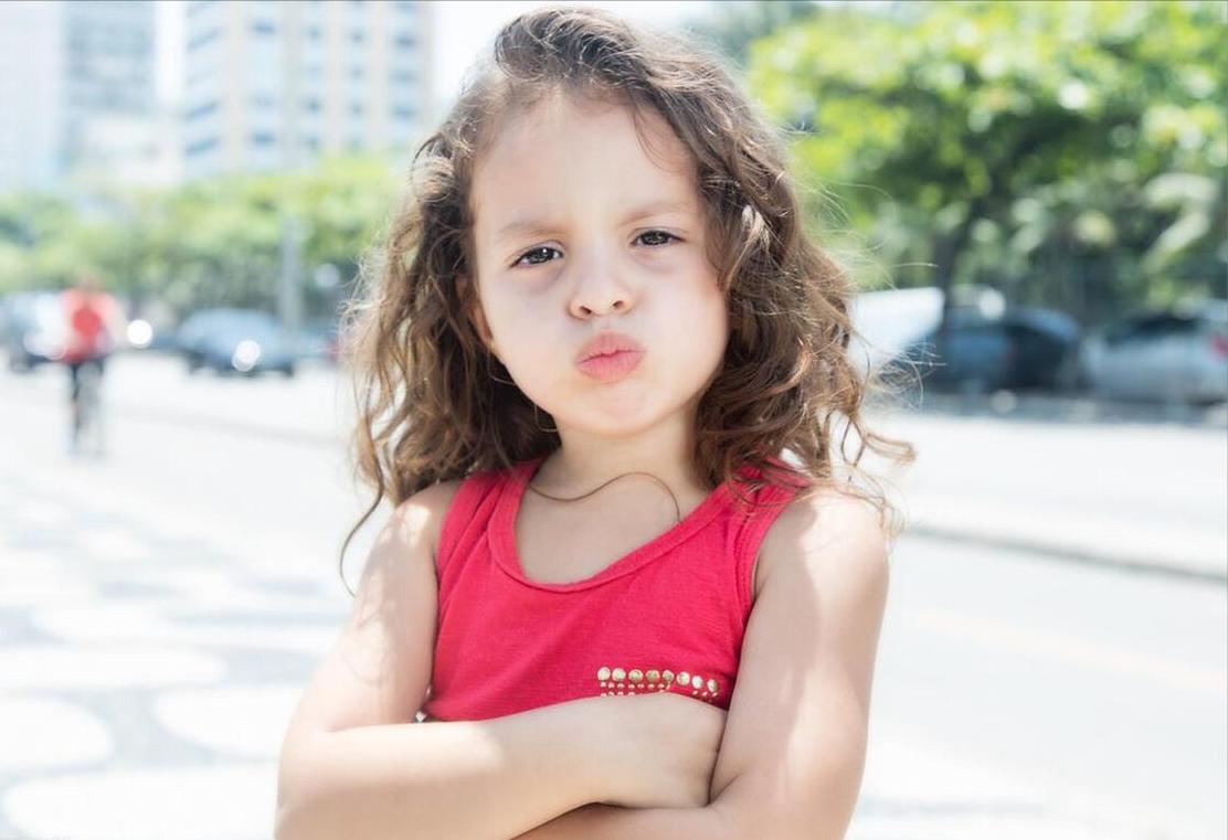 村霸领3只大狗围住6岁小女孩，狗主人叫嚣，被咬了就去打疫苗