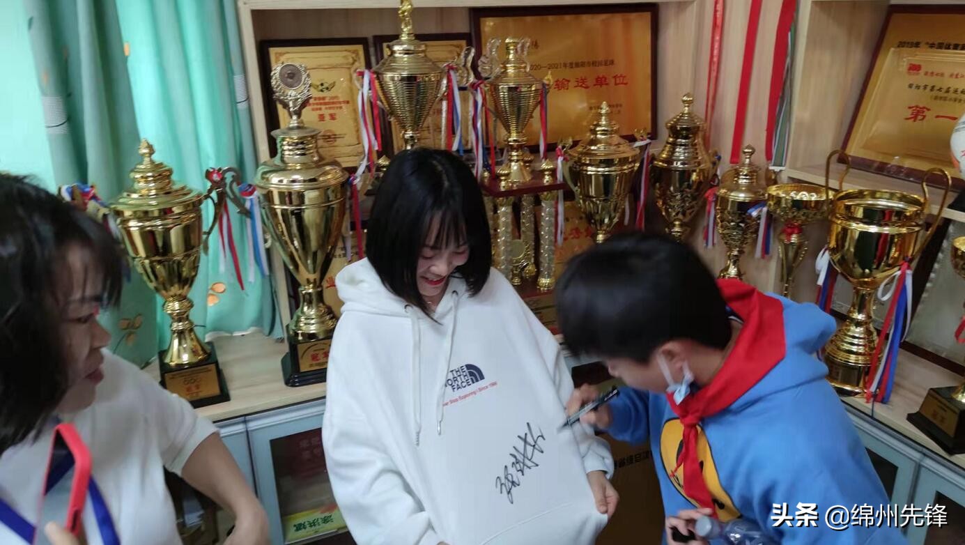 张琳艳回母校被老师塞糖,张琳艳恩师