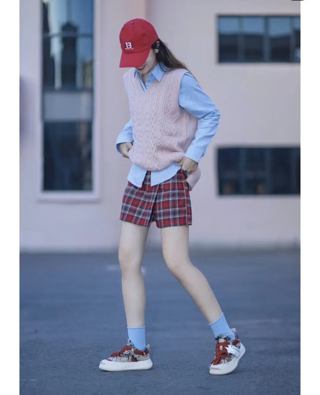 外套秋冬蓝色搭配什么颜色,秋冬比较显高级的颜色搭配