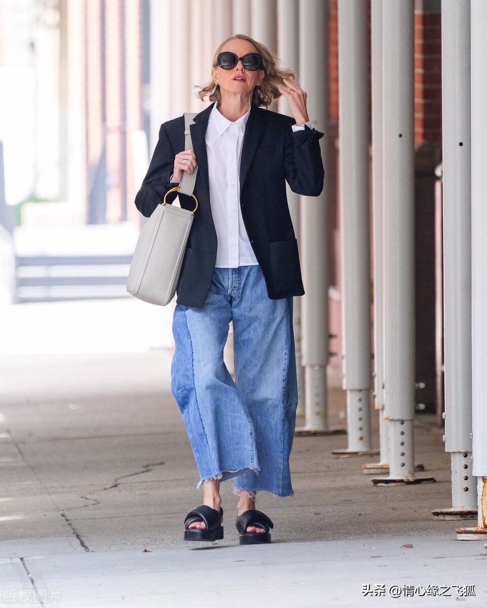 娜奥米沃茨穿牛仔裤,娜奥米沃茨穿普拉达
