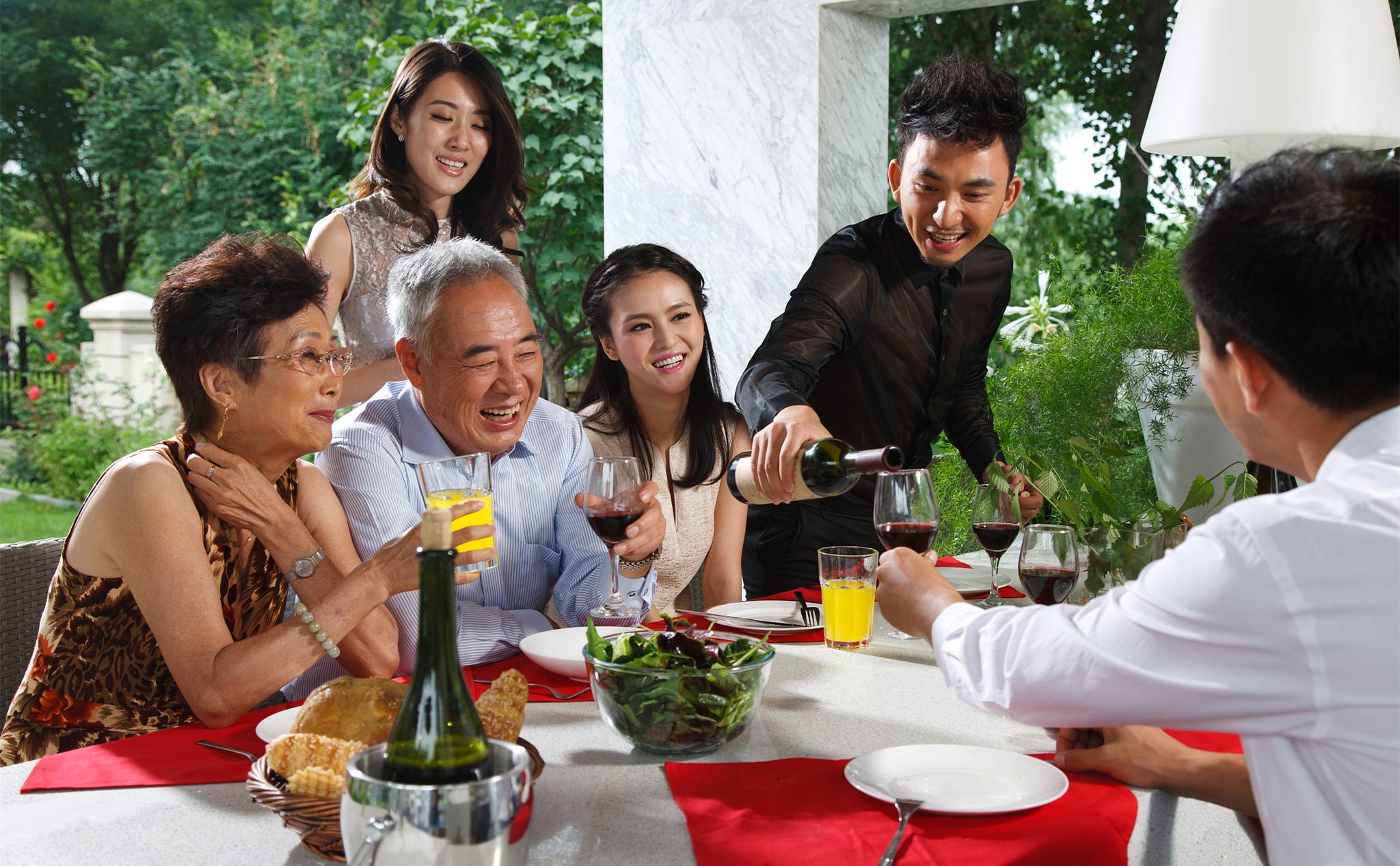 去武汉出差，同学小姨子热情招待我，与她发生幸福的事