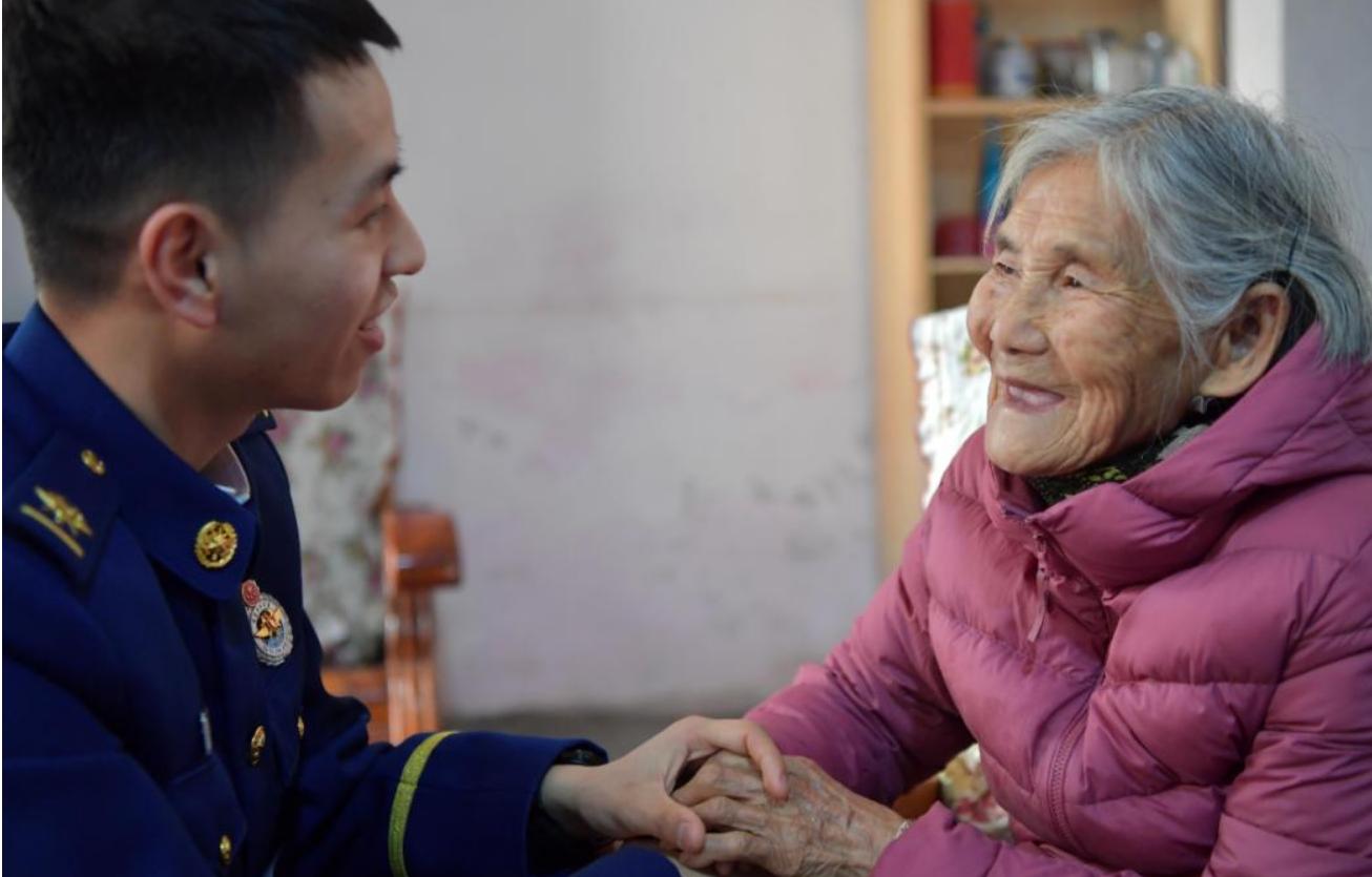 24岁姑娘与85岁老人拍婚纱照,24岁小伙和84岁老奶奶拍婚纱照