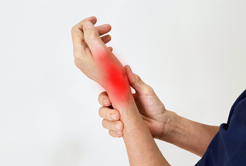 常玩手机手指痛小心得了腱鞘炎,玩手机腱鞘炎大拇指关节疼怎么办