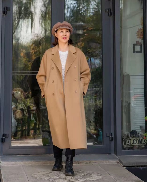 60岁奶奶高级感秋季穿搭图文,驼色大衣搭配老年人