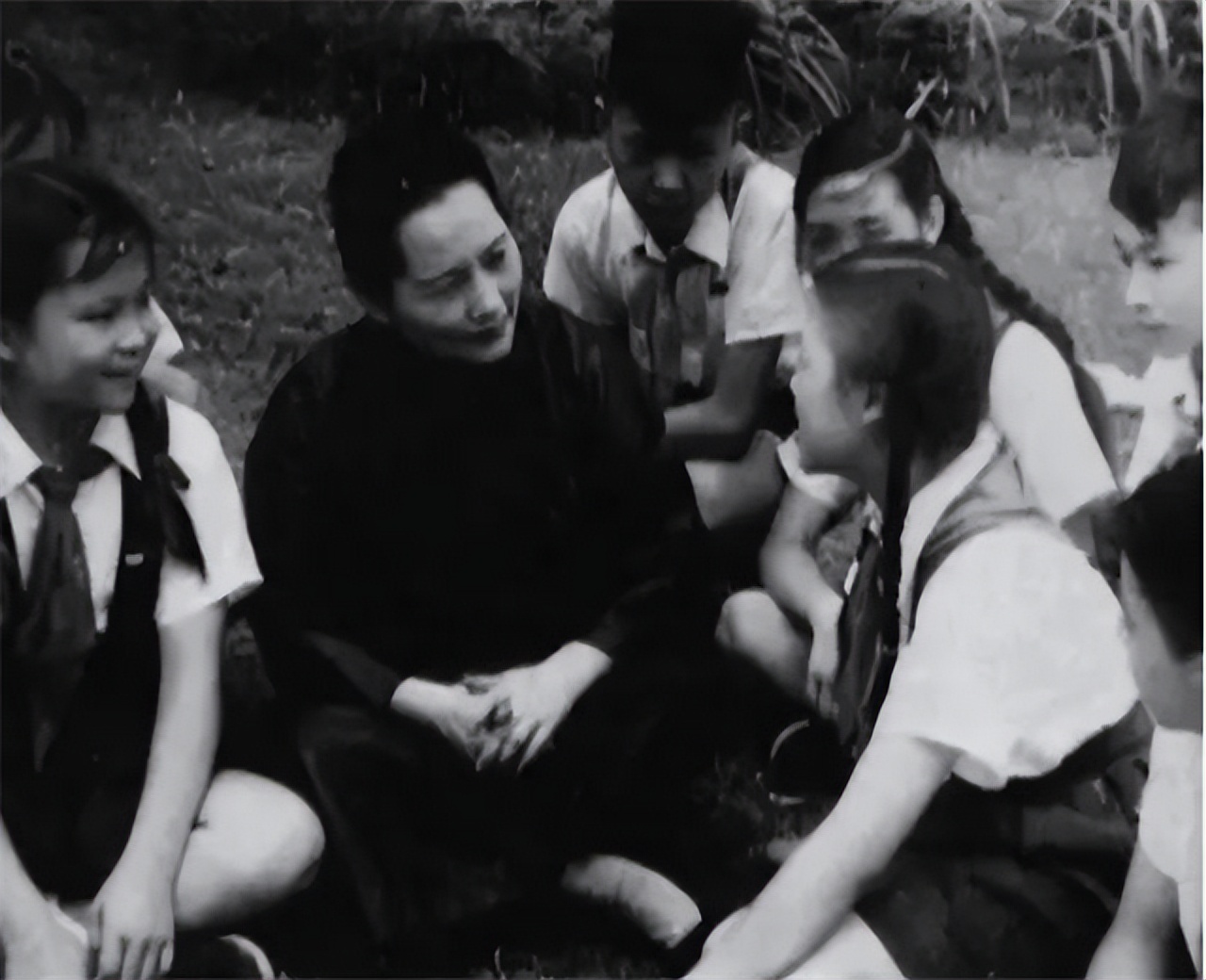 毛主席工资594元，周总理工资404元，但都没有宋庆龄的高，为何？