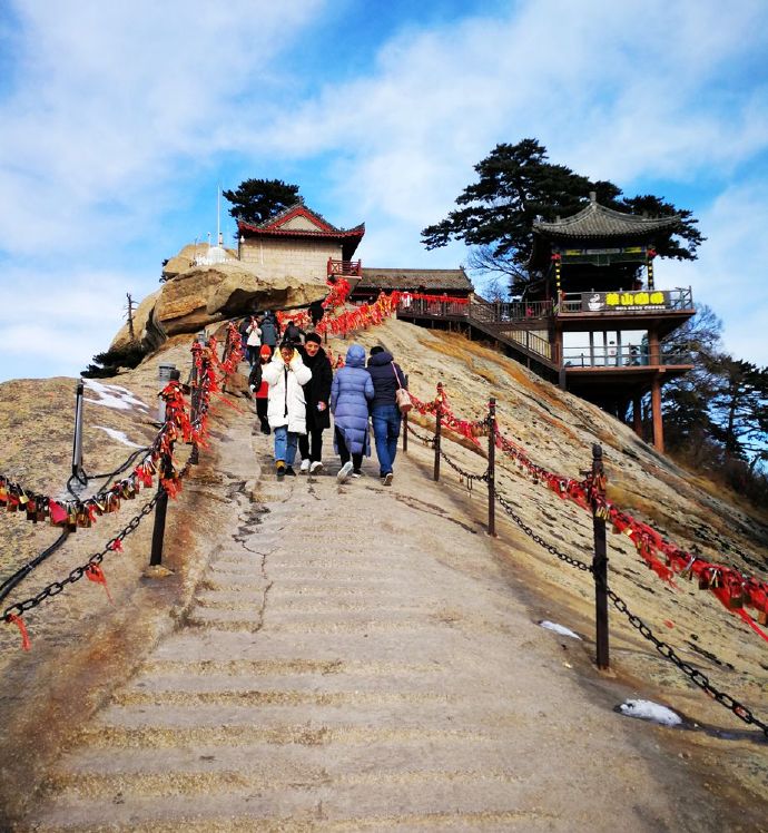 冬日里的华山银装素裹,冬日登上秦岭山脊