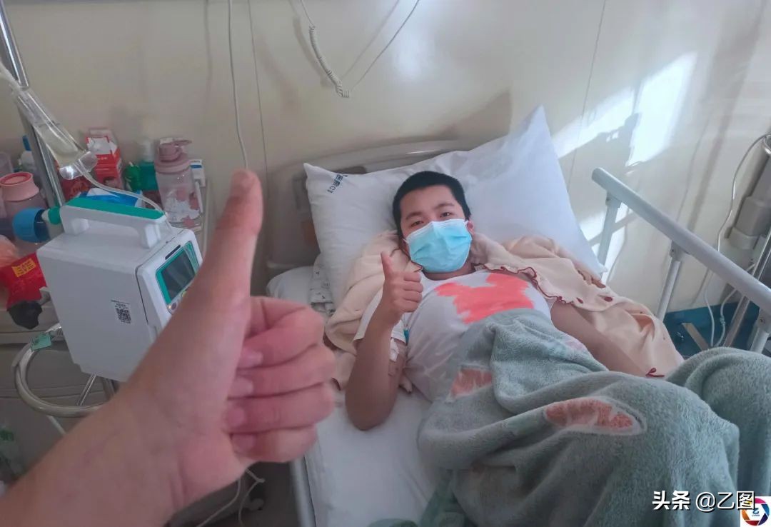 重病女儿迎来好转,却因没钱面临放弃,单亲爸爸急得扇自己耳光