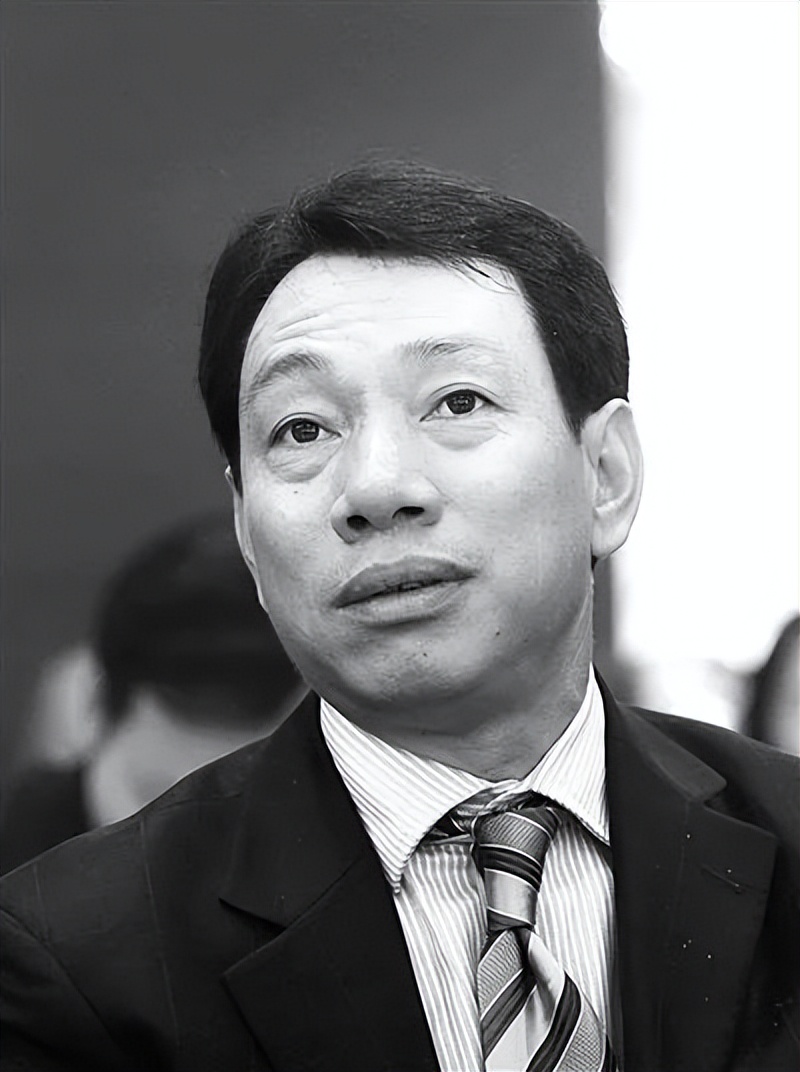 他小学没毕业，花10亿把“打工皇帝”招至麾下，600亿身价还*税逃**