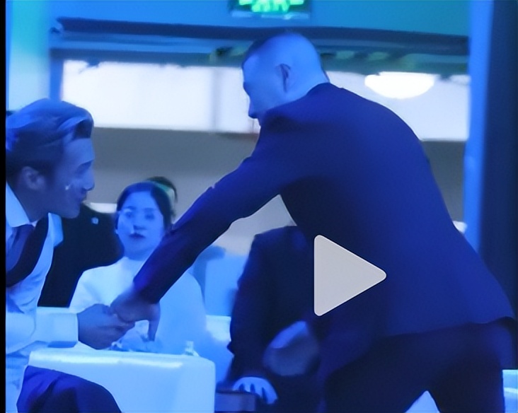 上海这一夜，内娱来了一大半，吴京谢霆锋拿大奖，冯小刚忙着交际