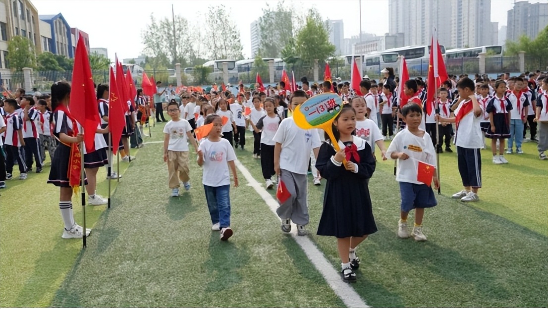 高举队旗跟党走争做优秀少先队员,高举队旗跟党走争做新时代好少年