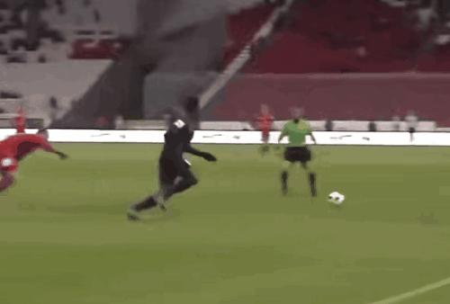 中国男足爆笑名场面亲吻,中国男足爆笑名场面握手