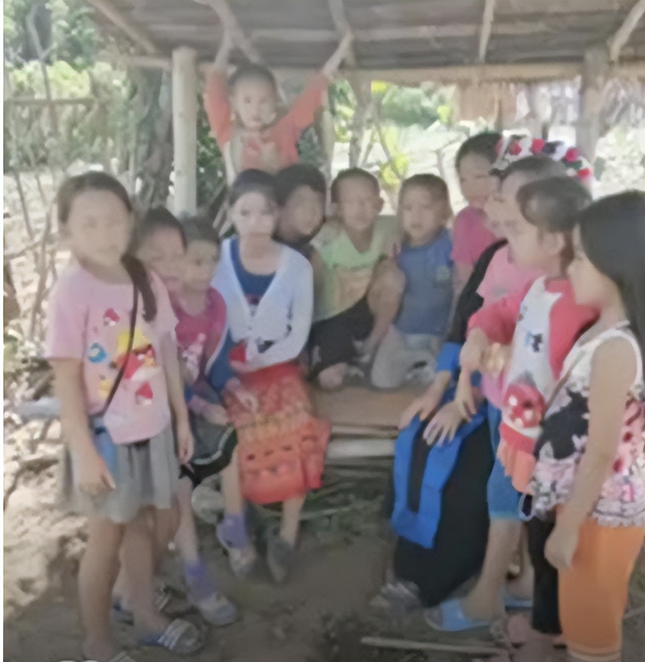 和丁真一起爆红的阿哭，清纯长相迷倒无数男人，现在“清纯不再”