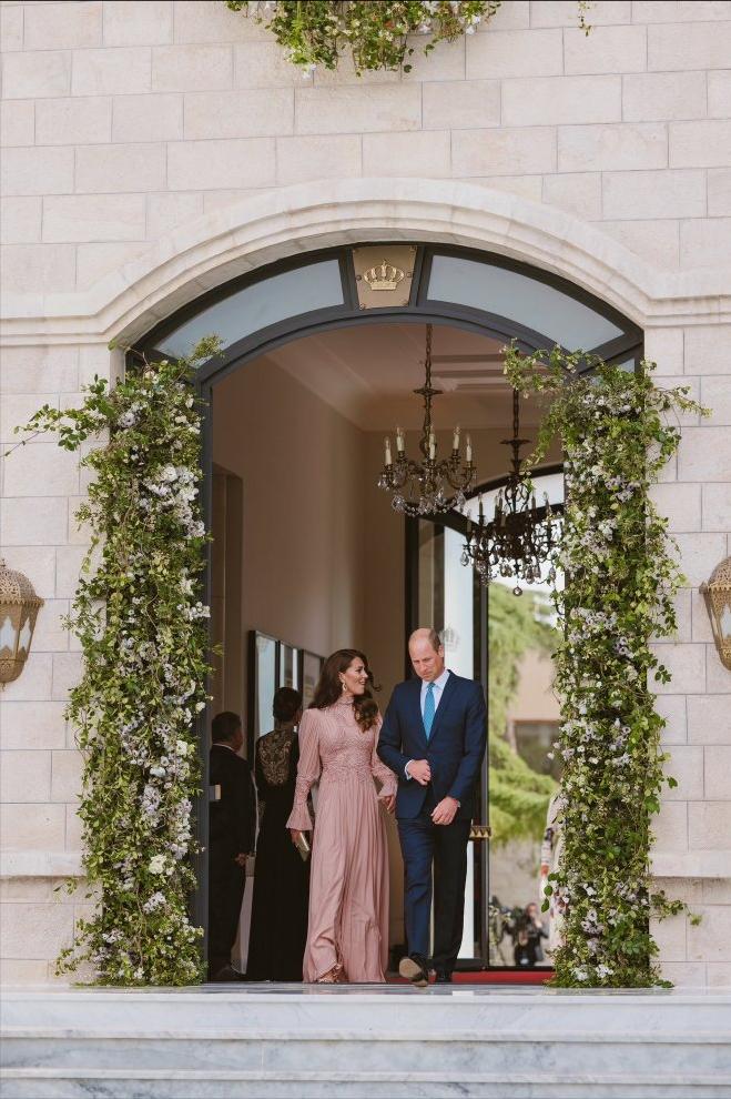 凯特王妃一袭红色造型亮相,凯特王妃粉色荷叶边