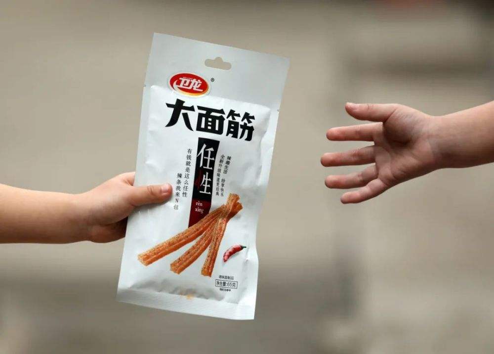 卫龙辣条包装被指涉低俗营销评论,卫龙辣条包装引质疑官方