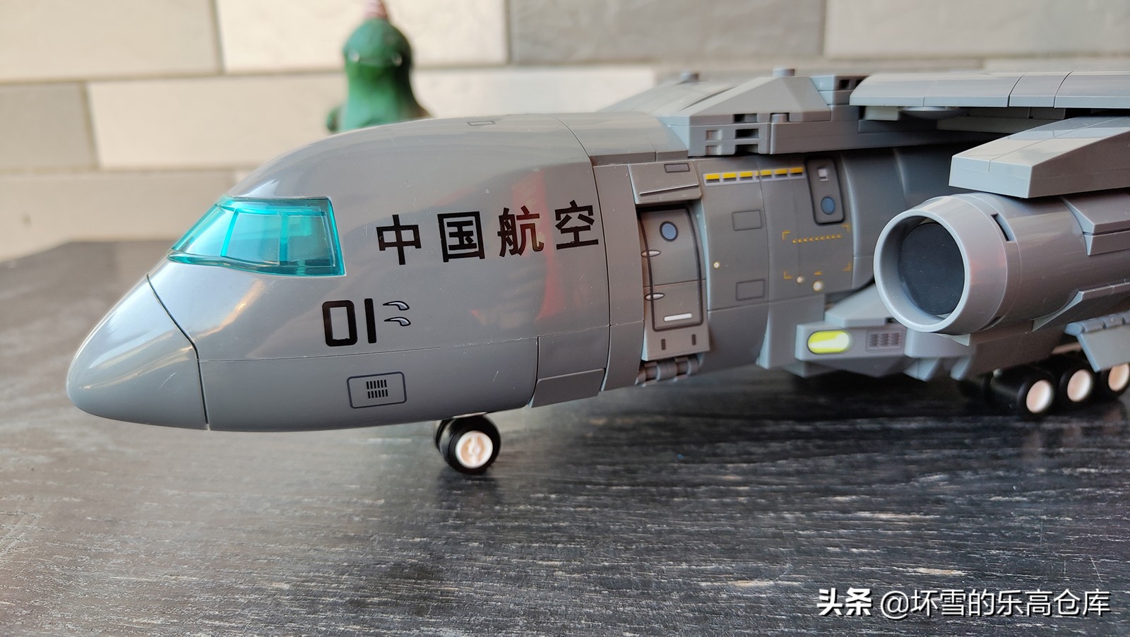 森宝积木6800a拼装视频,胖妞100个积木拼一个超大的机器人