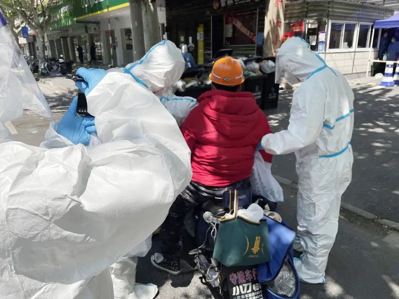 上海本土新增“3084+17332”丨代购270元物品，上海跑腿小哥索要900元！已被采取刑事强制措施