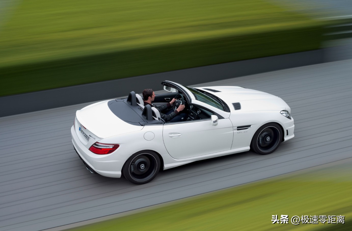 奔驰SLK硬顶敞篷版,年轻就要开奔驰