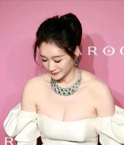 李小冉抹胸白裙pk红裙,李小冉身材是如何保持的