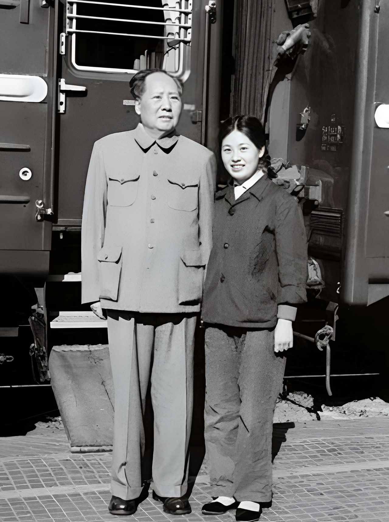 1976年毛主席逝世前,曾交代张玉凤:你要时常到我的坟上看望