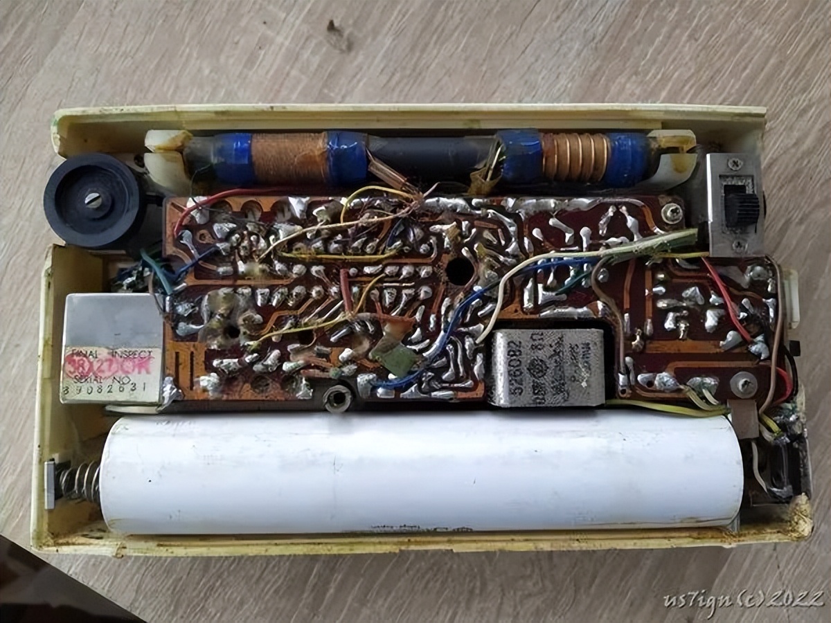 接收空*警袭**报频率|战火下乌克兰火腿对比了60年代和现代收音机