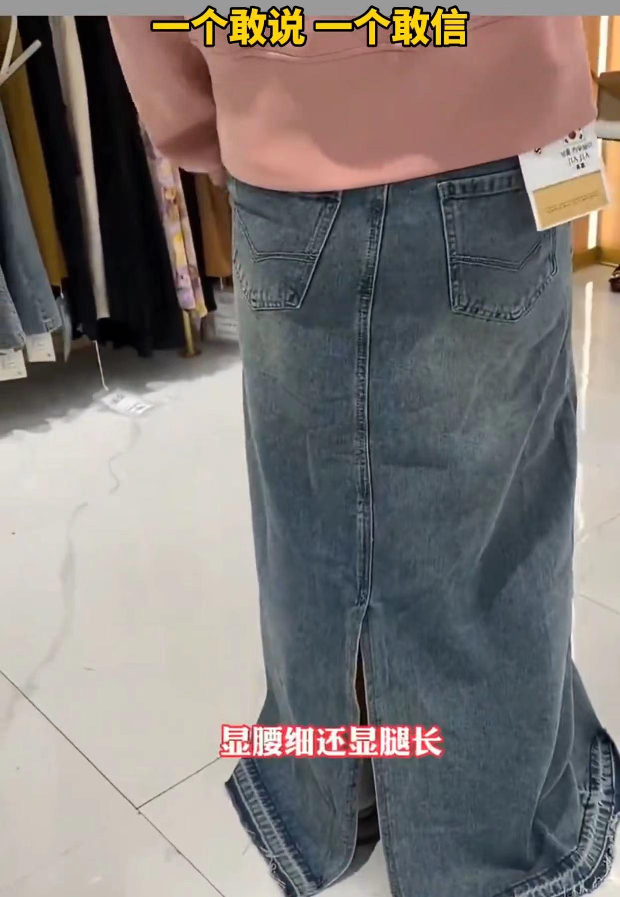 女子买高档衣服拍照 (大妈买衣服被店员一个劲猛夸好看)