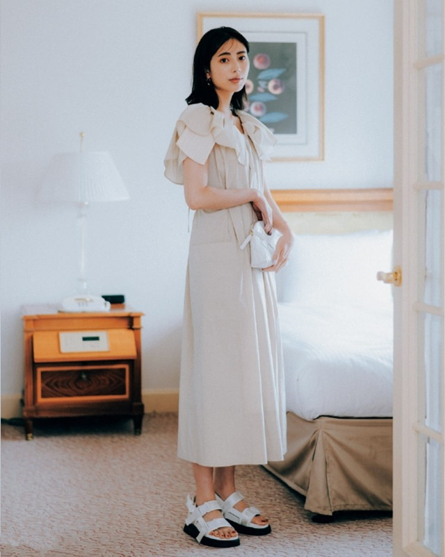 百搭运动休闲凉鞋穿搭,高跟银色凉鞋简单大方穿搭